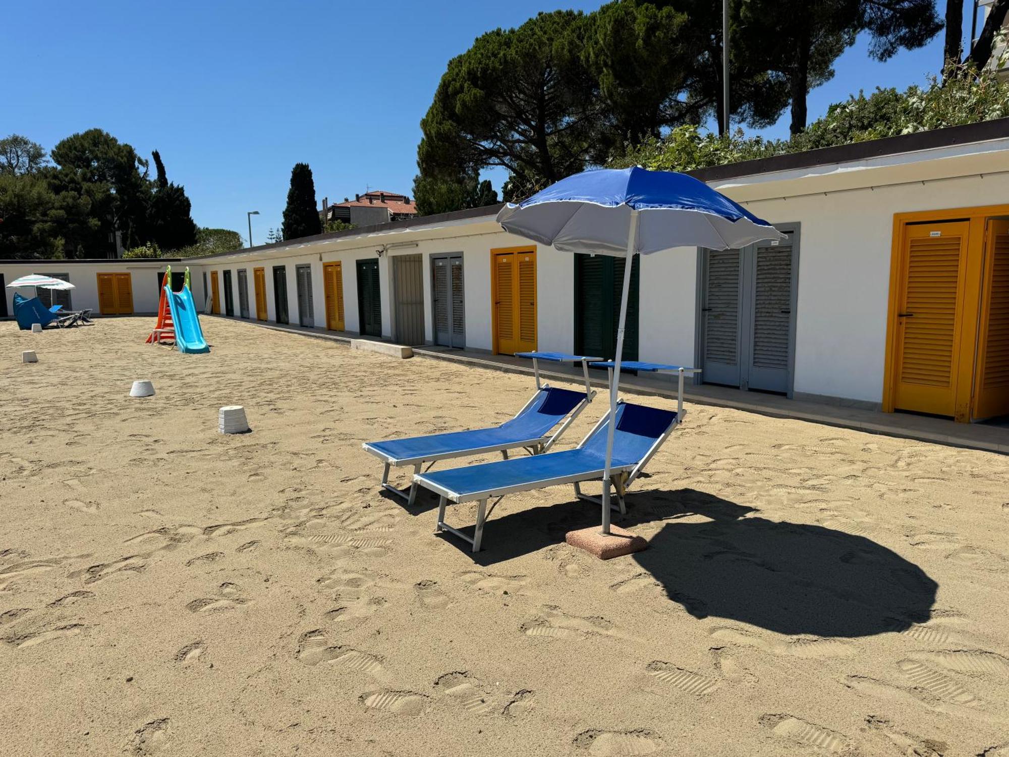 Tirrenia Beach House - Sea Front With Private Beach سانريمو المظهر الخارجي الصورة