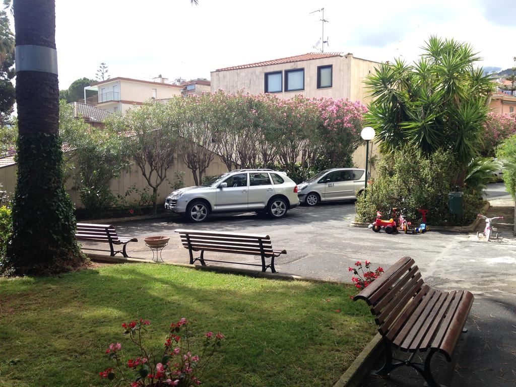 Tirrenia Beach House - Sea Front With Private Beach سانريمو المظهر الخارجي الصورة